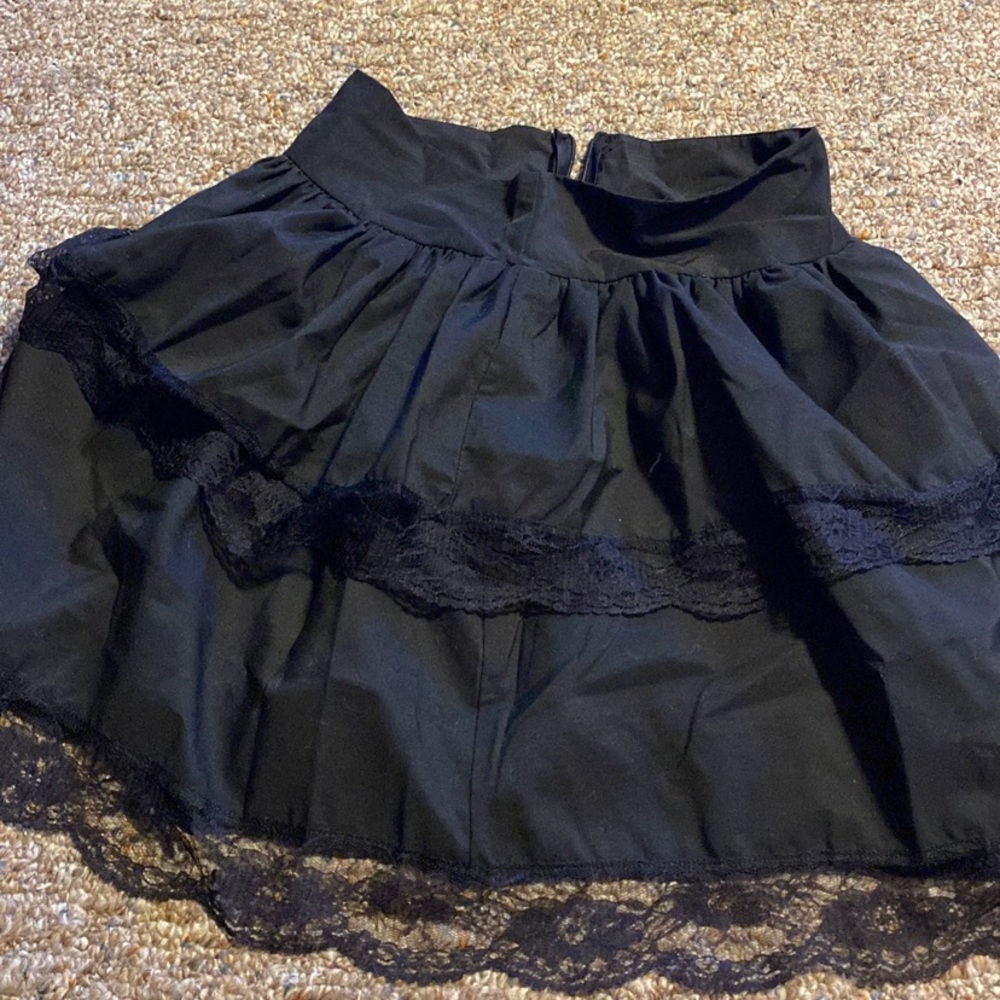 Gothy black skirt with lace trimming